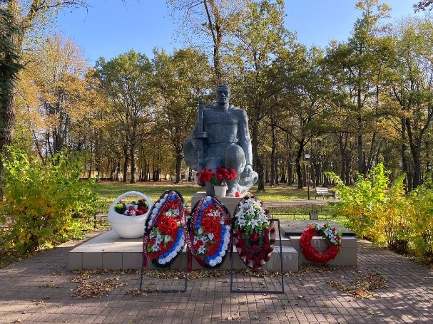 250 Братская могила г. Киров, ст. Фаянсовая,  ул. Карла Маркса, парк Железнодорожников.