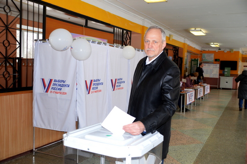 Депутат Заксобрания Андрей Литвинов проголосовал в Кирове.