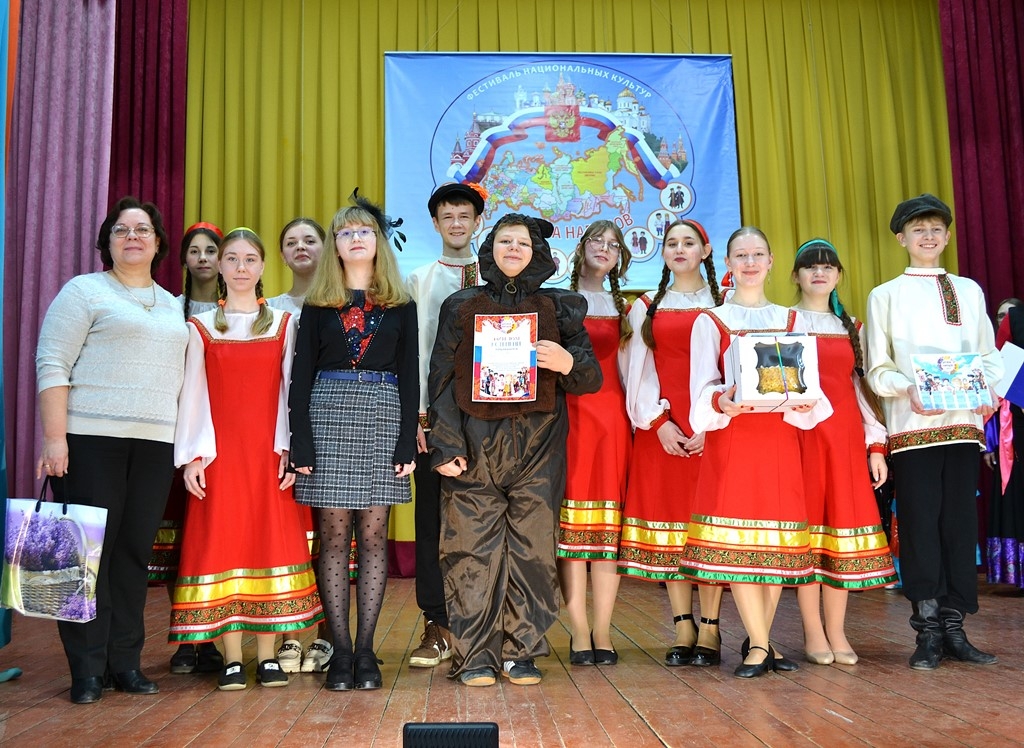 Фестиваль-смотр национальных культур «Дружба народов».