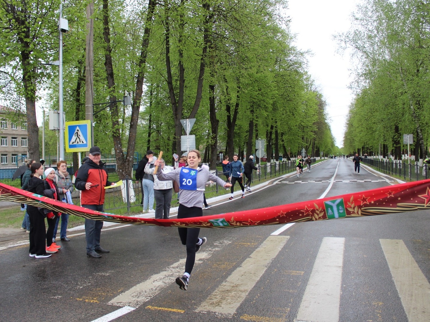 Спортсмены пробежали праздничный легкоатлетический кросс.