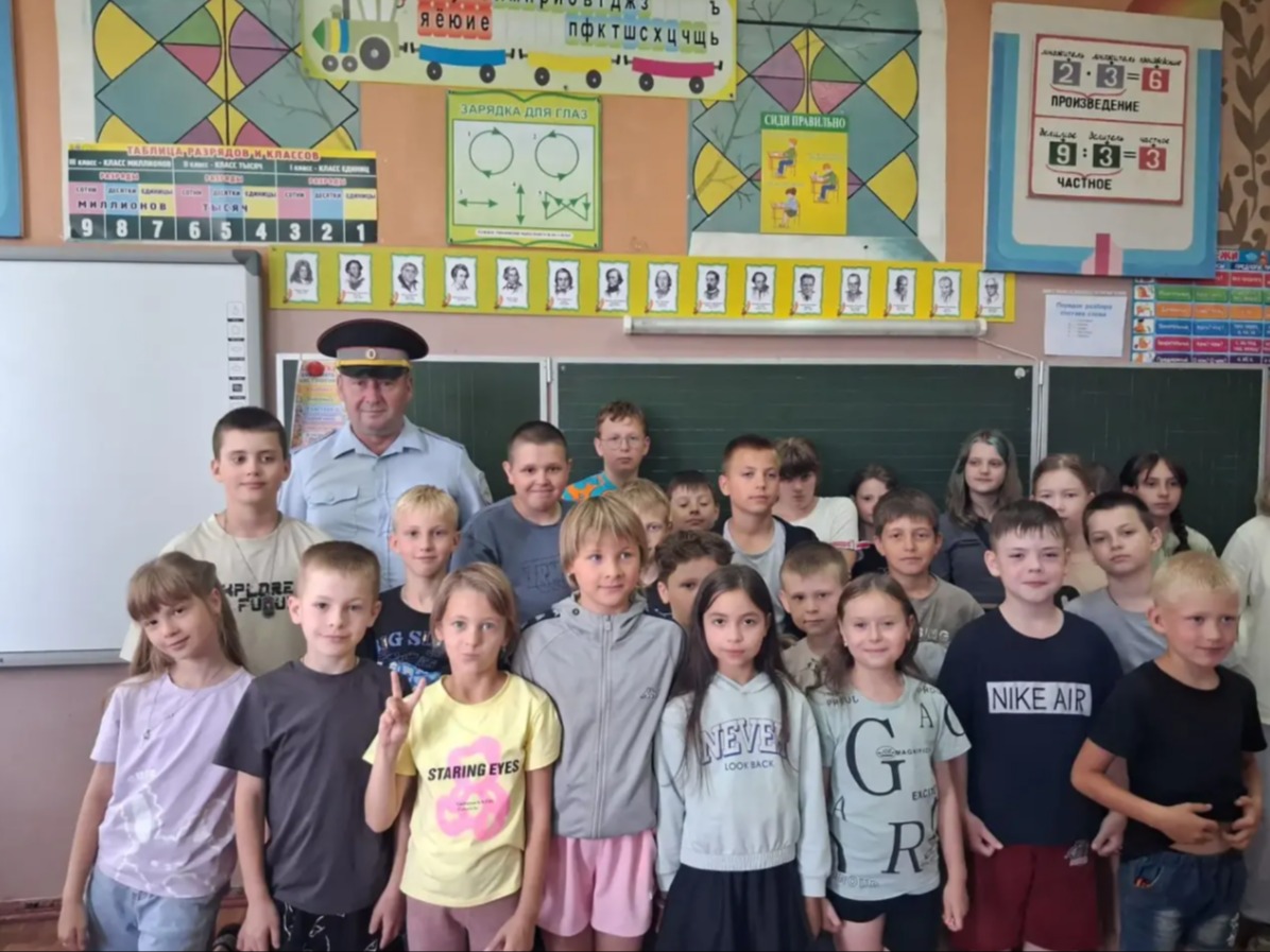 Урок безопасности в школьном лагере.