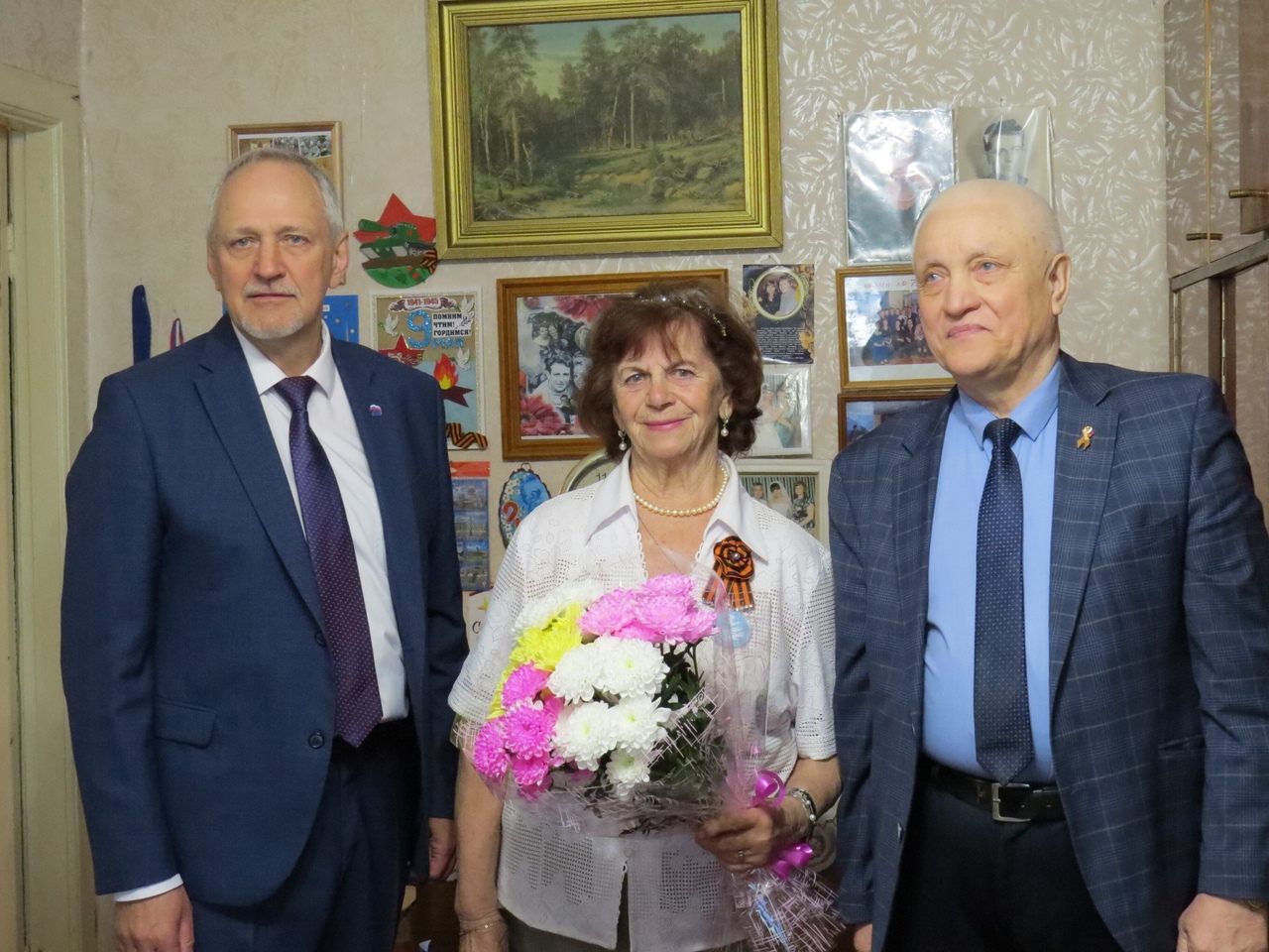 Депутаты поздравили ветеранов с предстоящим Днём Победы.