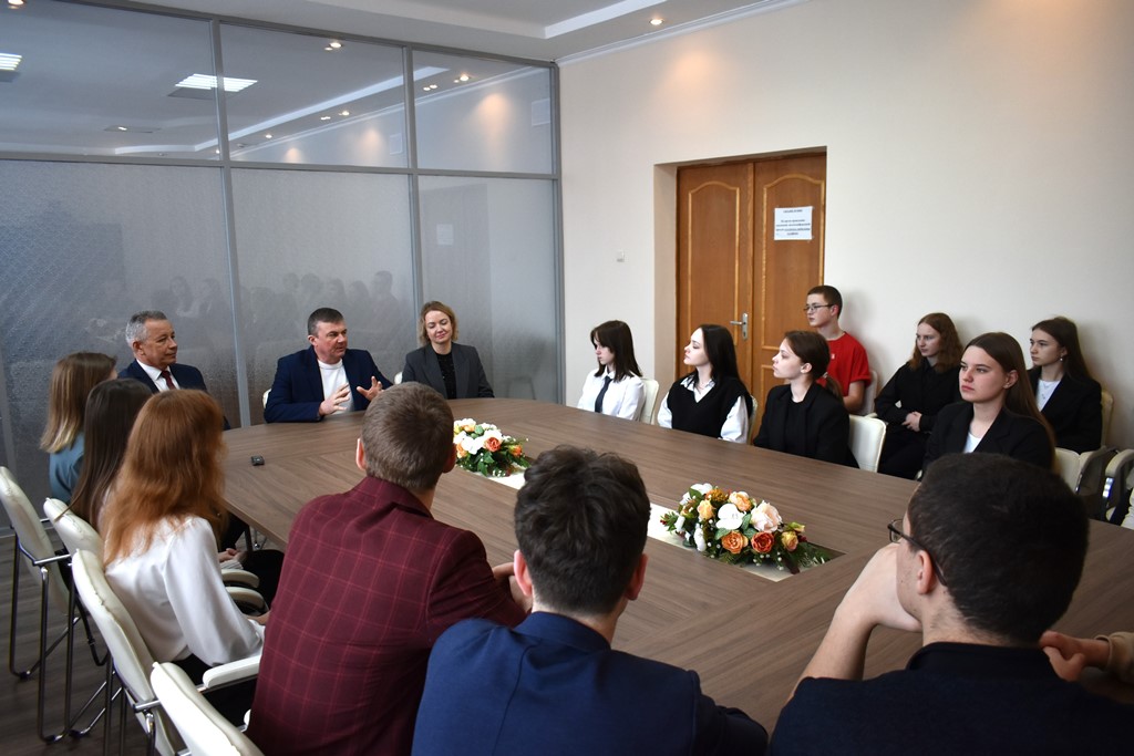 Школьники встретились с главой Кировской районной администрации.