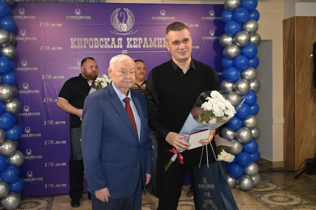 Кировских керамиков наградили юбилейной медалью.