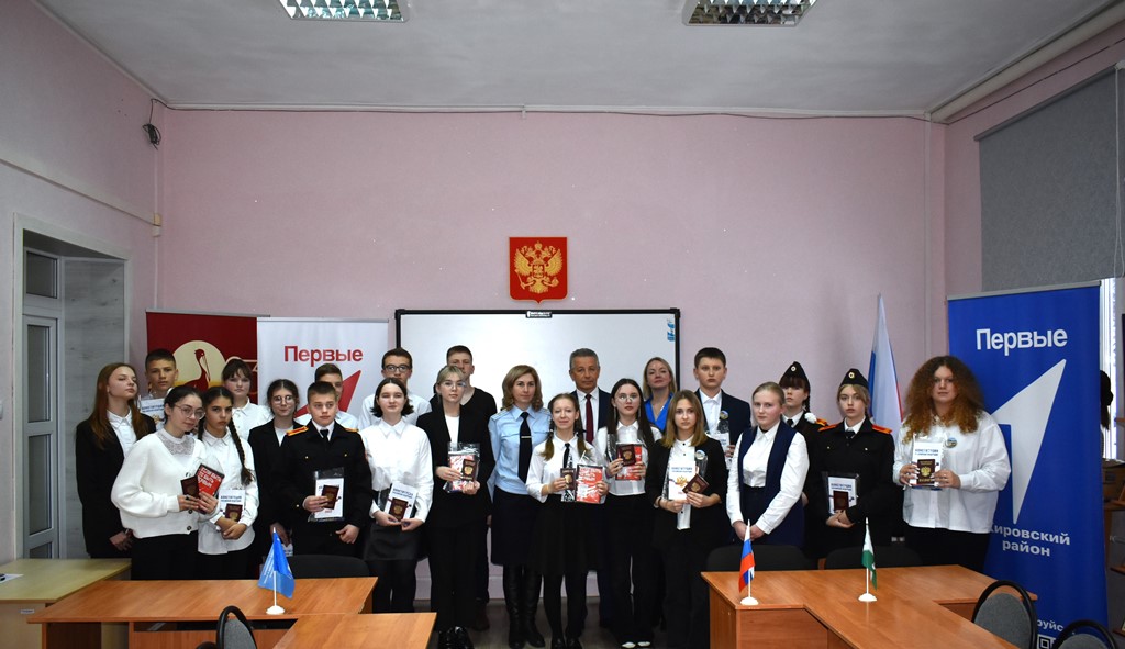 Кировским школьникам вручили паспорта.