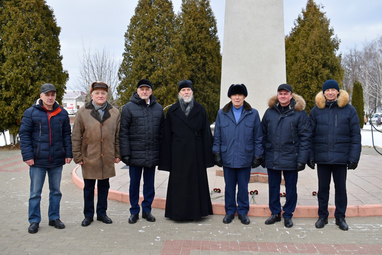 Возложение цветов к воинским мемориалам.