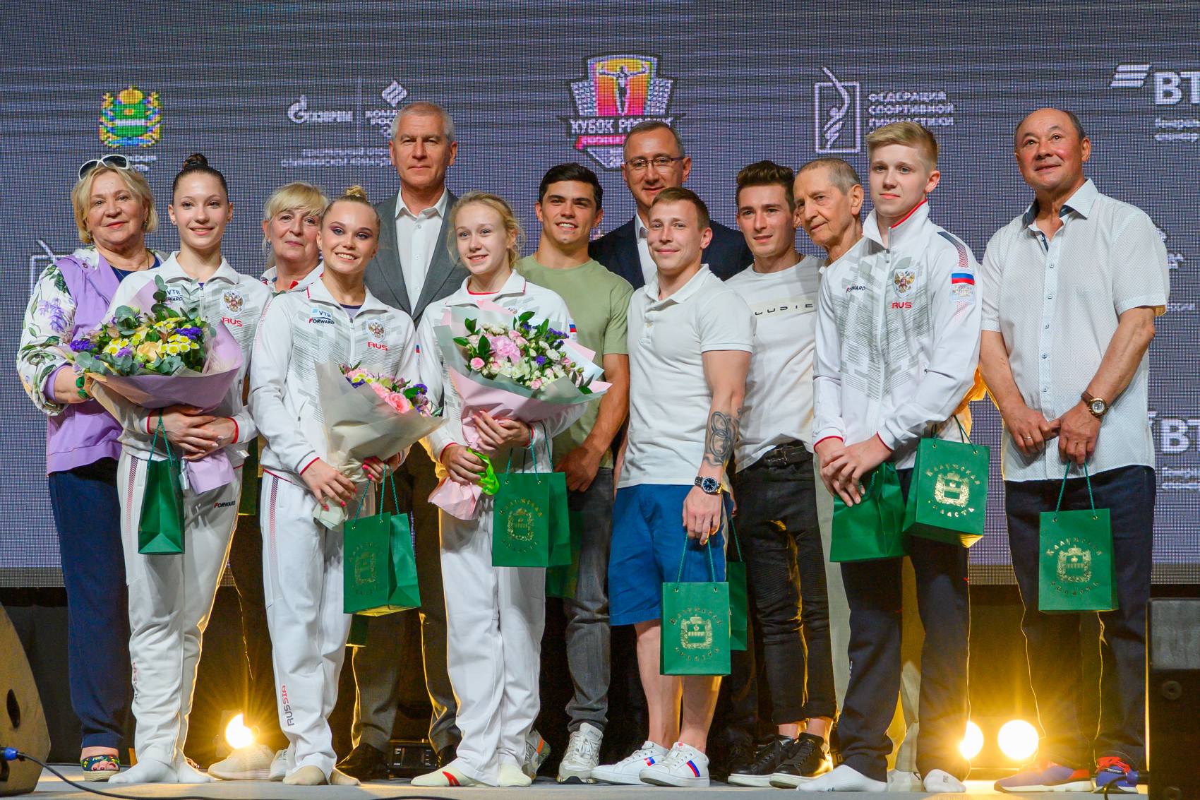 Владислав Шапша и Олег Матыцин наградили победителей финальных соревнований в многоборье среди женщин по спортивной гимнастике