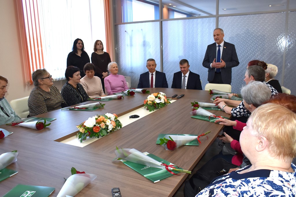 Волонтёров поздравили с Международным женским днём.