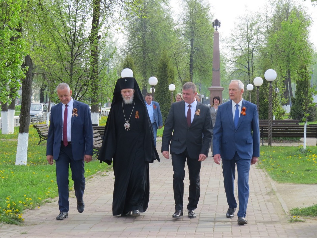Возложение цветов к воинским мемориалам.