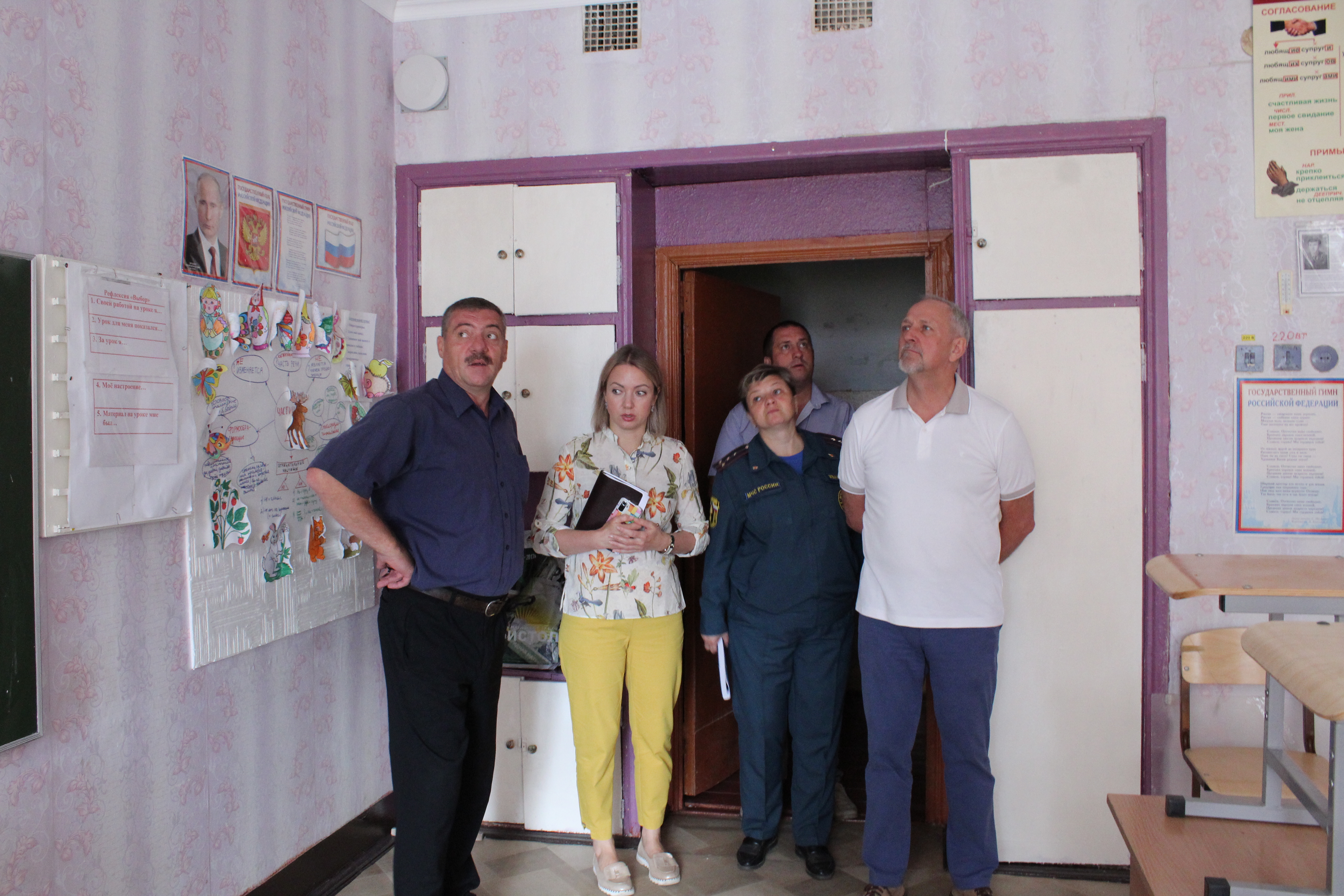 Депутат Законодательного Собрания проверил готовность кировских школ к учебному году