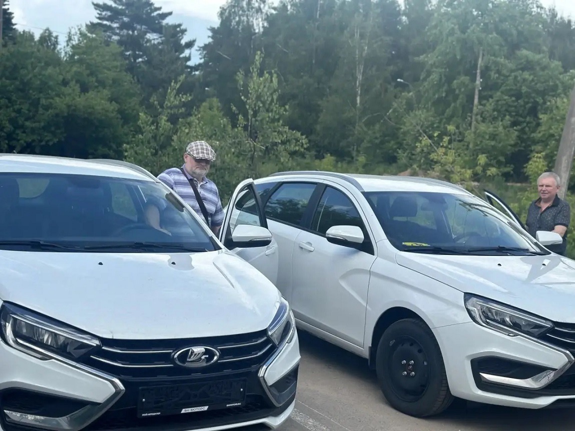 Два новых автомобиля LADAVesta получили от регионального Отделения СФР калужане, ранее пострадавшие на производстве.