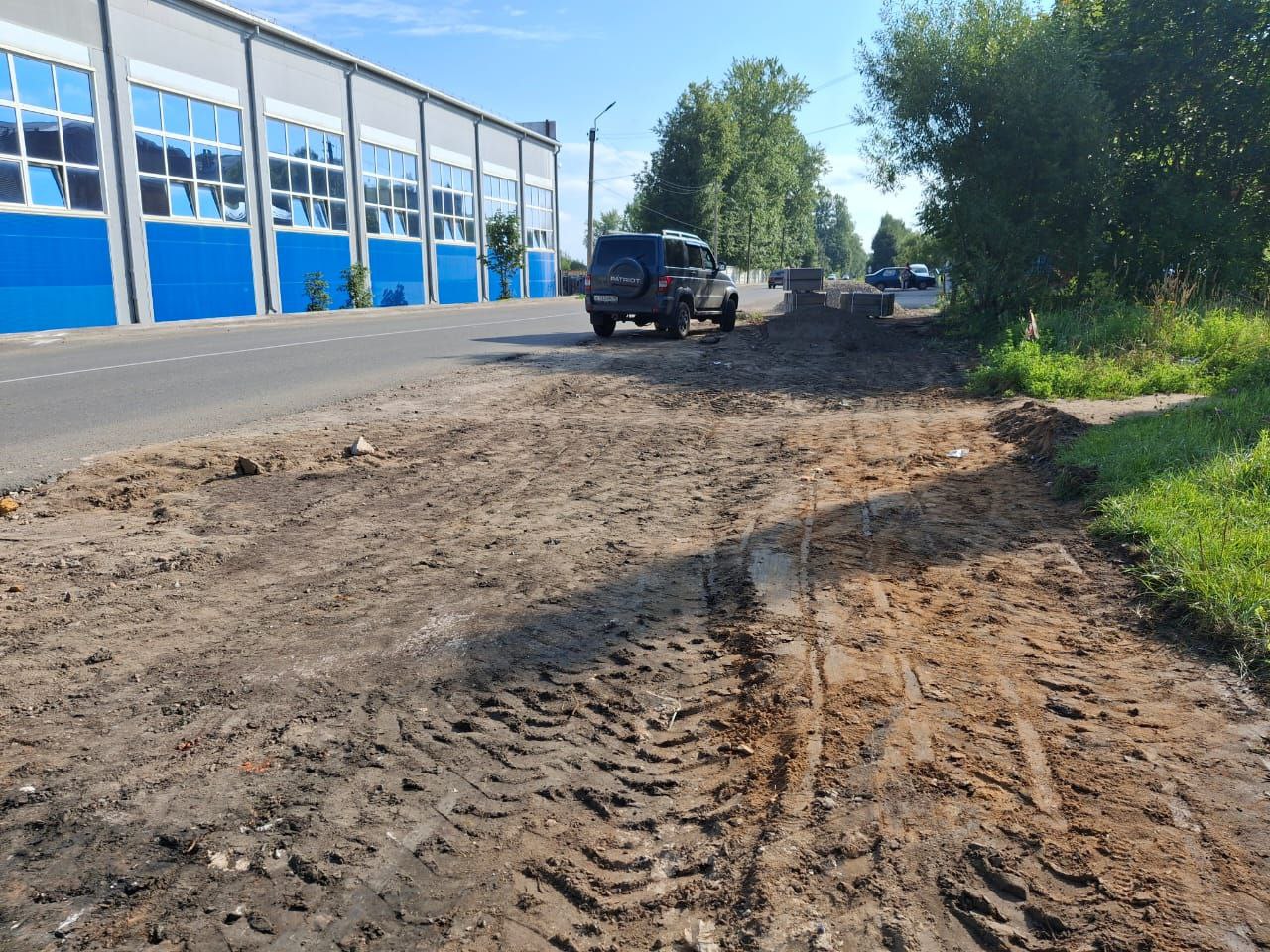 На территории, прилегающей к дороге по ул.Урицкого, принято решение сделать стоянку для автотранспорта.