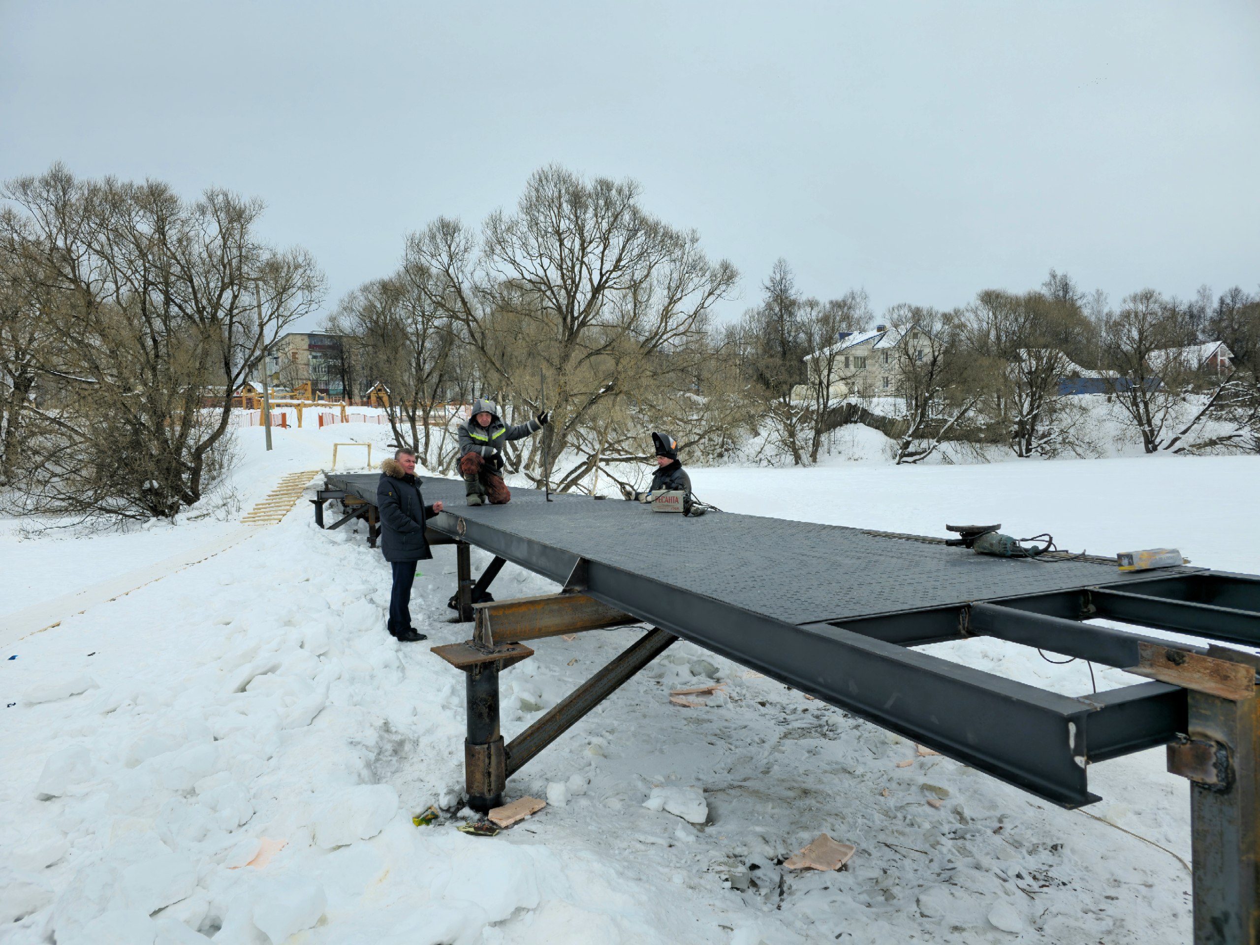 Установка моста у "Сказочной деревни".