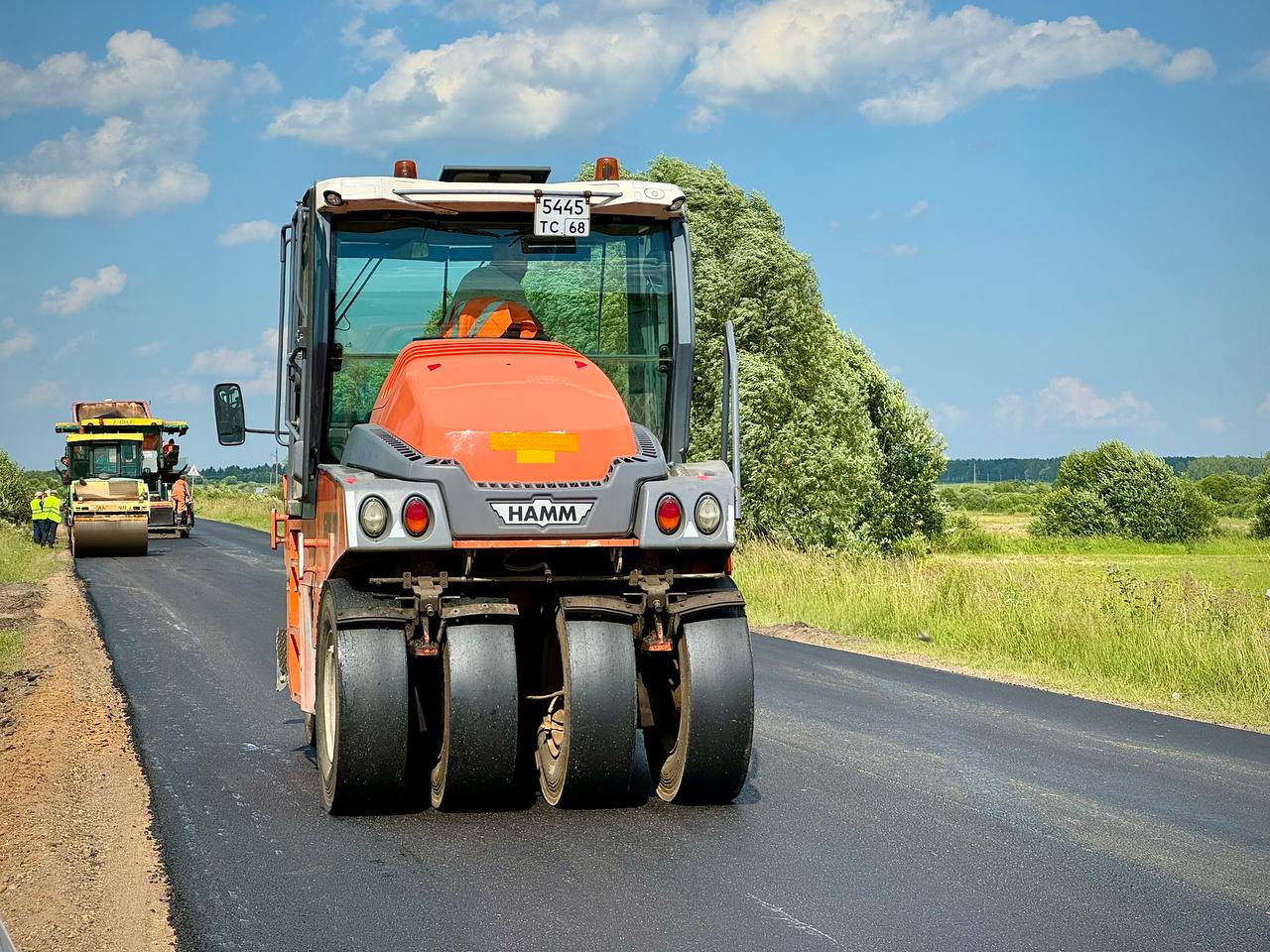 Министр транспорта области Александр Шпиренко проконтролировал  ход ремонта дорожного покрытия  дороги Калуга - Мосальск - Барятино - Киров.