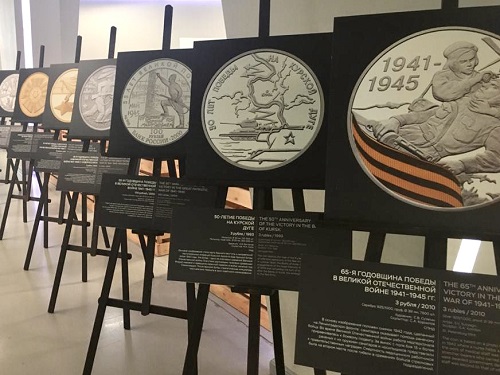 «Истории Победы»: фотовыставка с изображениями памятных монет Банка России открылась в Мещовске.