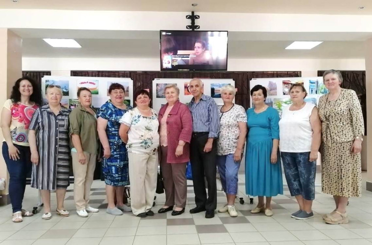 Пенсионеры посетили фотовыставку Игоря Ратникова.