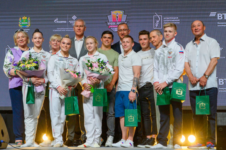 Владислав Шапша и Олег Матыцин наградили победителей финальных соревнований в многоборье среди женщин по спортивной гимнастике.