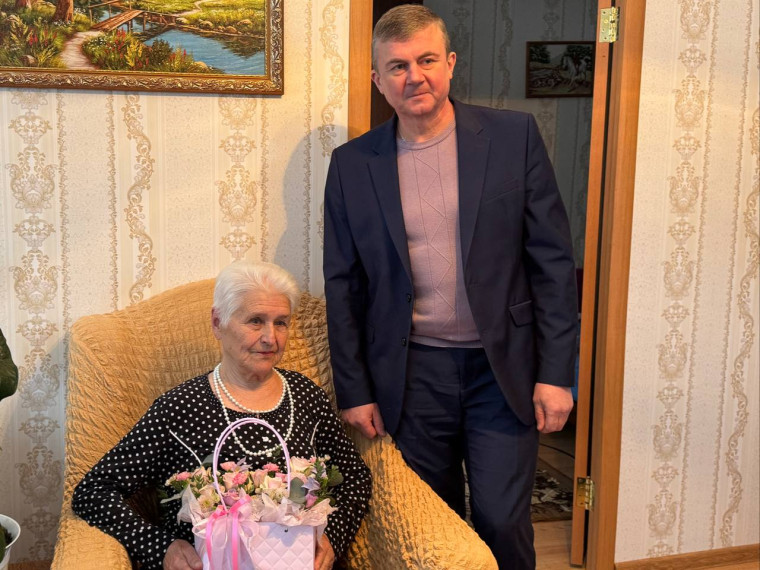Игорь Феденков поздравил кировчанку с 90-летним юбилеем. Игорь Феденков поздравил кировчанку с 90-летним юбилеем.