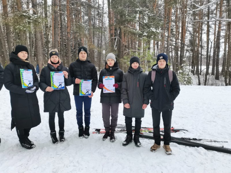 Соревнования по лыжному спорту.